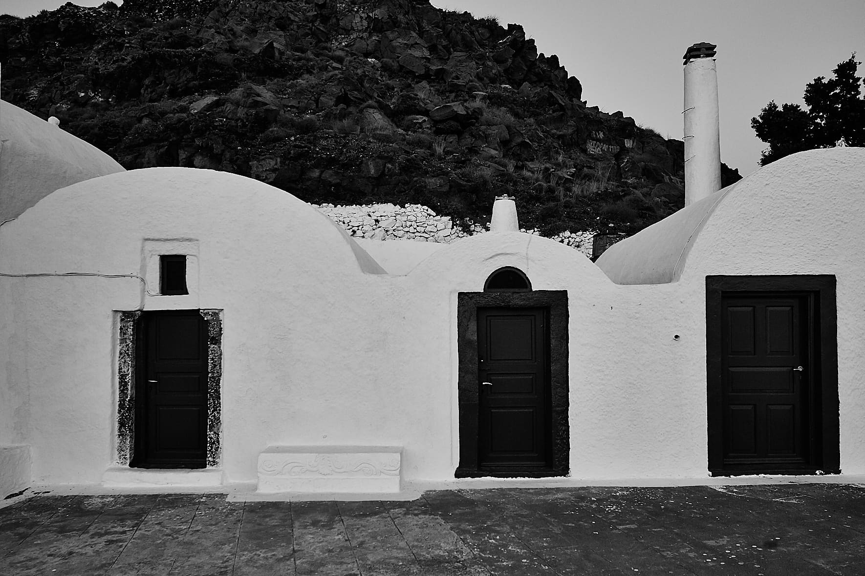 Chapelle dans la falaise à Santorin, Cyclades, Grèce