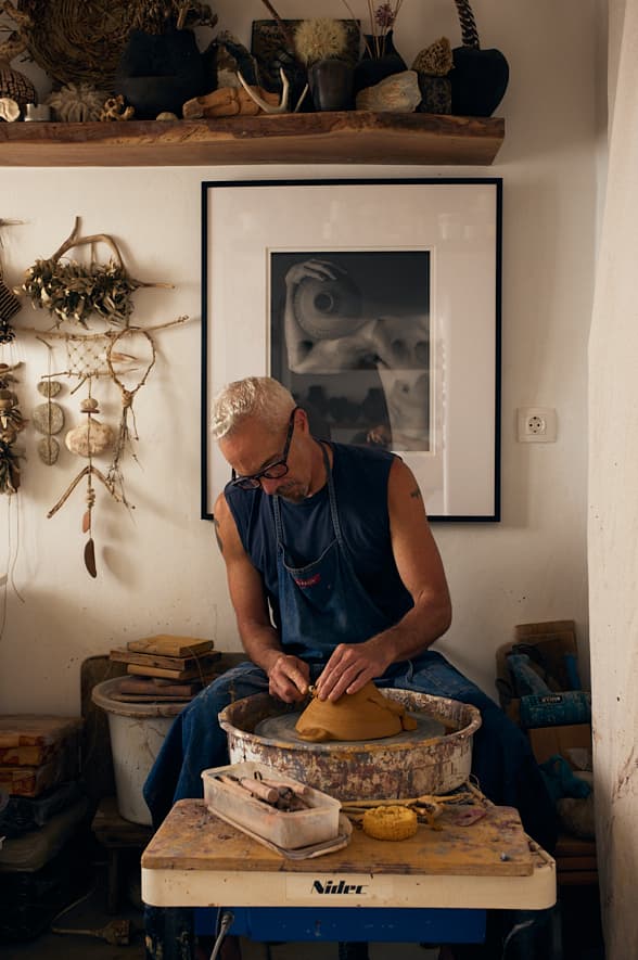 Todd Marshard dans son atelier à Lefkès, Paros
