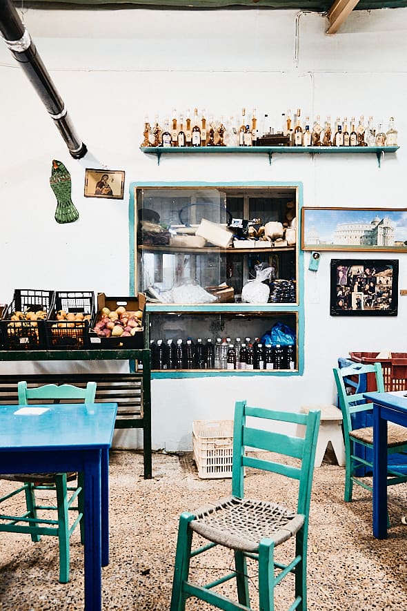 Choreftis, café-épicerie à Tholaria, Amorgos, Grèce. 