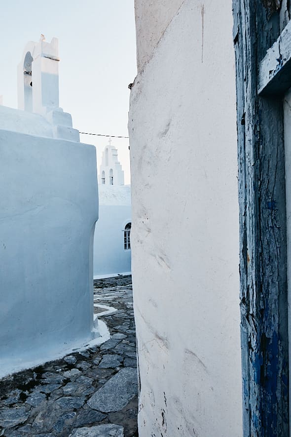 Ruelle et église dans la Chora d'Amorgos, Grèce. 