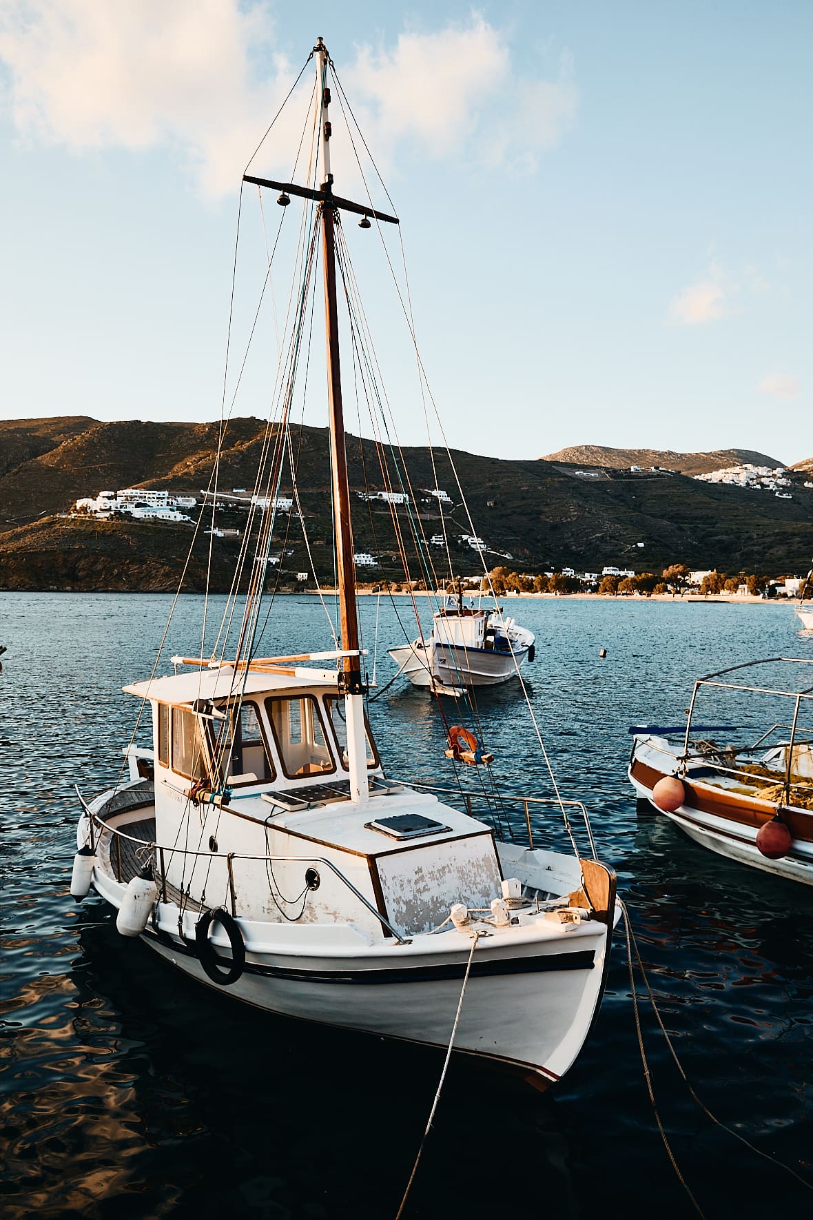 Caïque dans le port d'Aigiali, Amorgos, Grèce