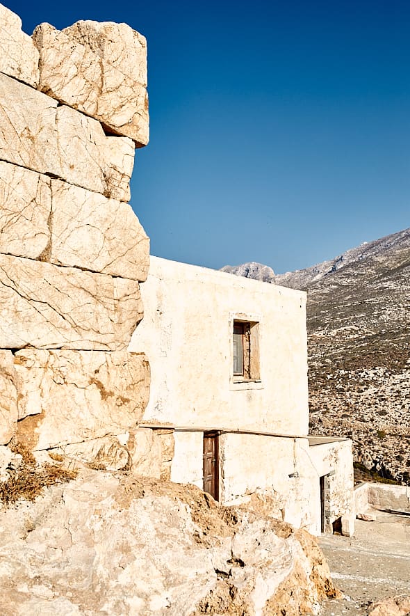 Monastère de Zoodochos Pigi et temple d'Apollon Aigletes,Anafi, Cyclades. Monastère de Zoodochos Pigi et temple d'Apollon Aigletes,Anafi, Cyclades.