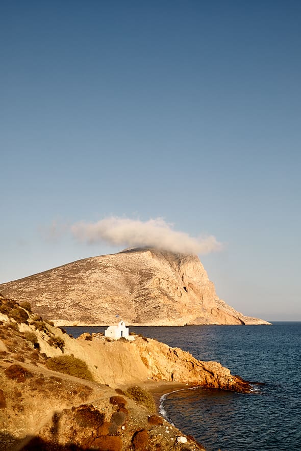 Eglise d'Agios Anargyris et rocher de Kalamos,Anafi, Cyclades. 