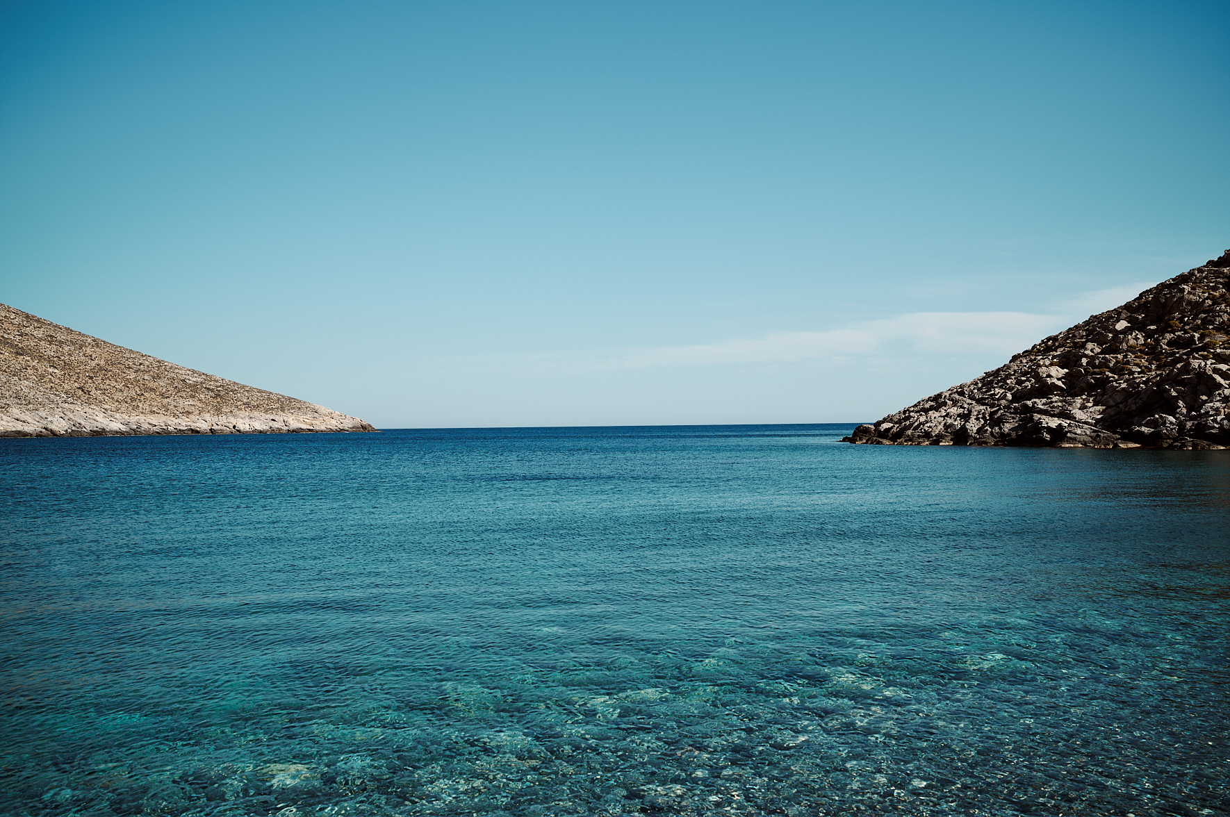 Les eaux azur de la plage de Kaminakia
