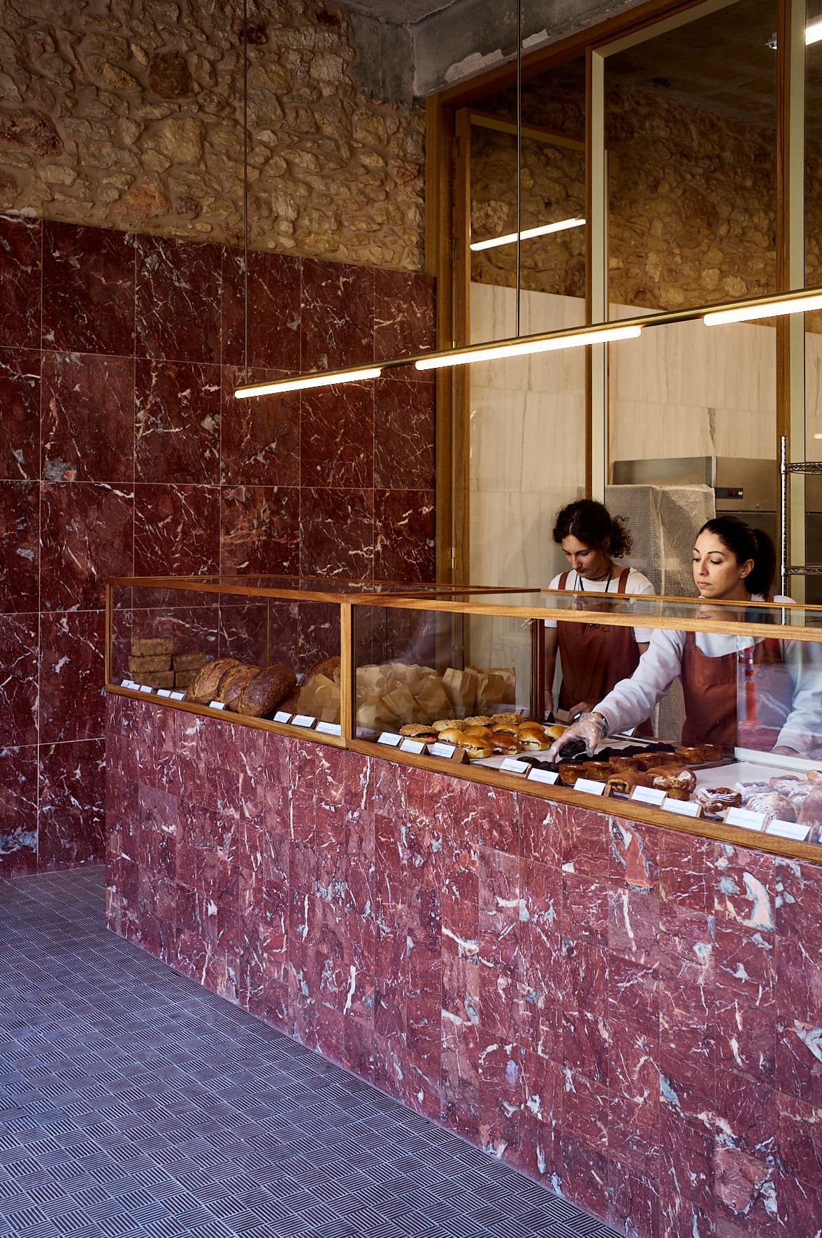 Le comptoir et les murs de Red Jane en marbre rouge de Ritsona