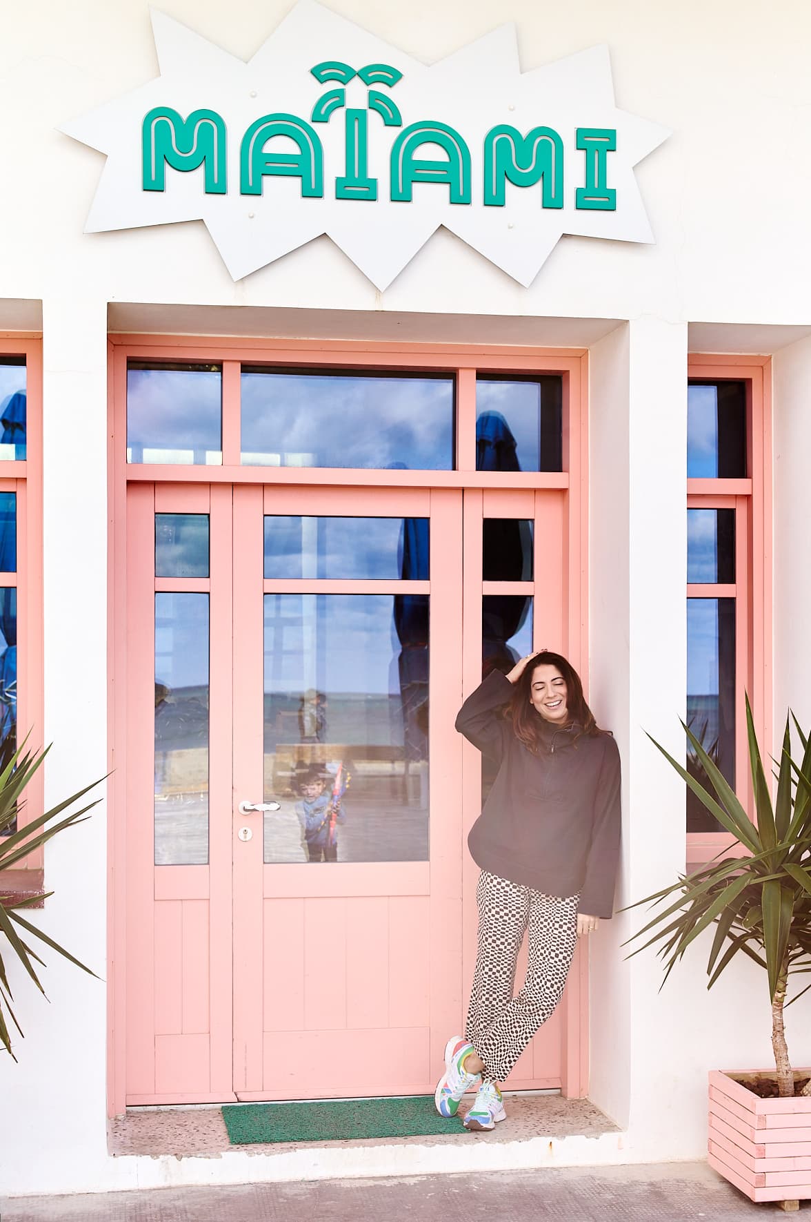 Alexandra Manousakis devant son restaurant-galerie Maïami