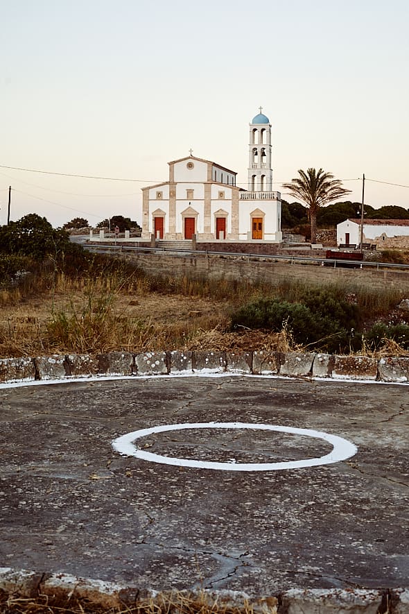 Aire à battre le blé et église à Fratsia, Cythère. Aire à battre le blé et église à Fratsia, Cythère.