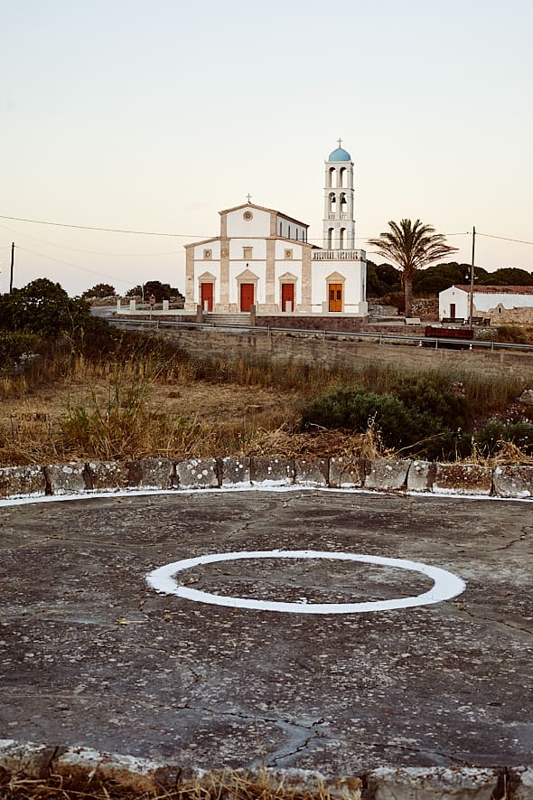 Aire à battre le blé et église à Fratsia, Cythère. 