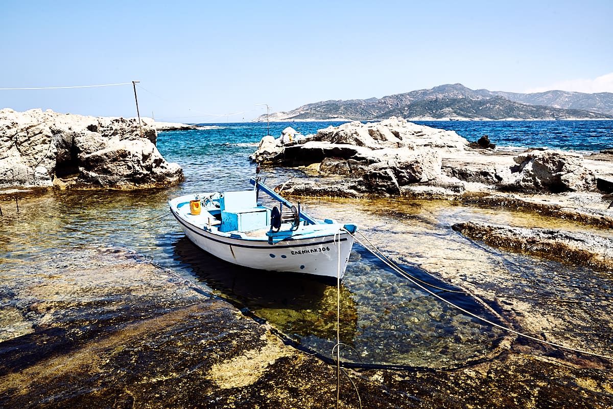 Caïque à Kimolos, Cyclades, Grèce Caïque à Kimolos, Cyclades, Grèce