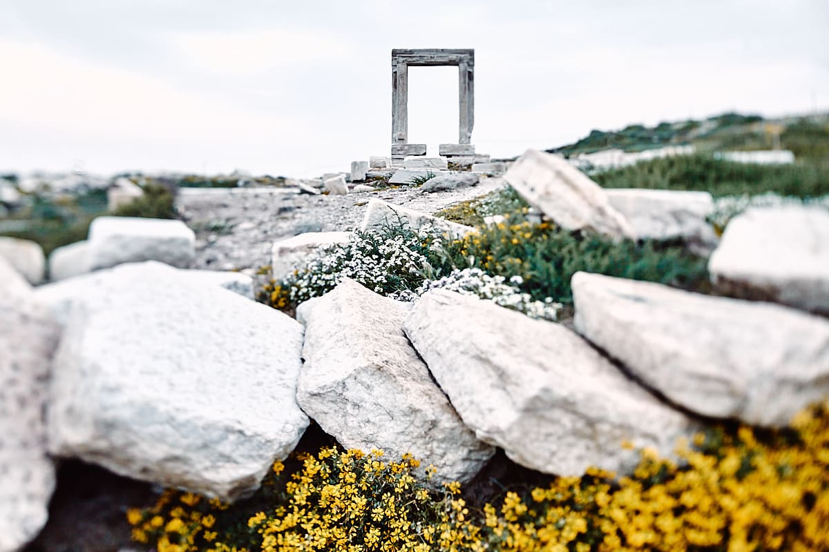 Portara, vestige d'un temple d'Apollon à Naxos, Grèce Portara, vestige d'un temple d'Apollon à Naxos, Grèce