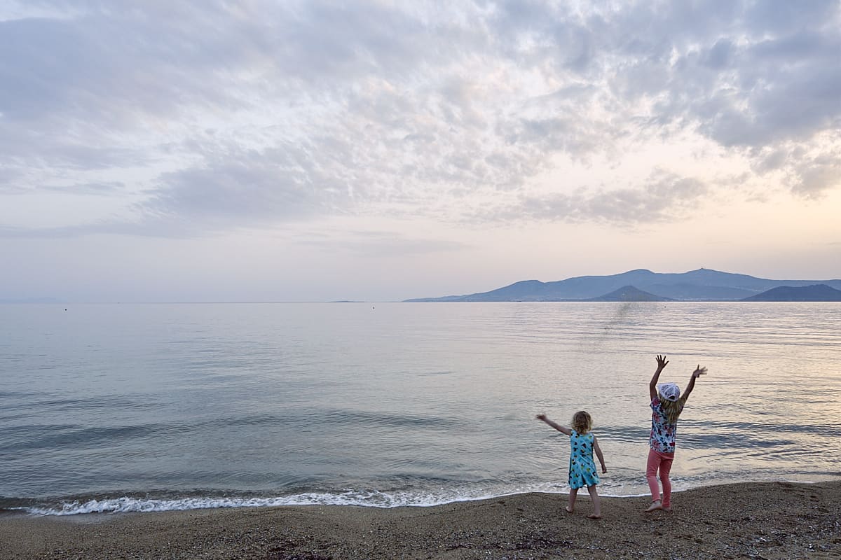 Enfants jouant sur la plage d'Aghia Anna, Naxos, Grèce