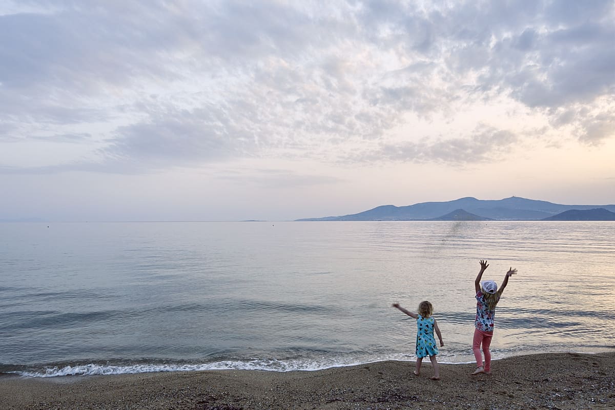 Enfants jouant sur la plage d'Aghia Anna, Naxos, Grèce Enfants jouant sur la plage d'Aghia Anna, Naxos, Grèce