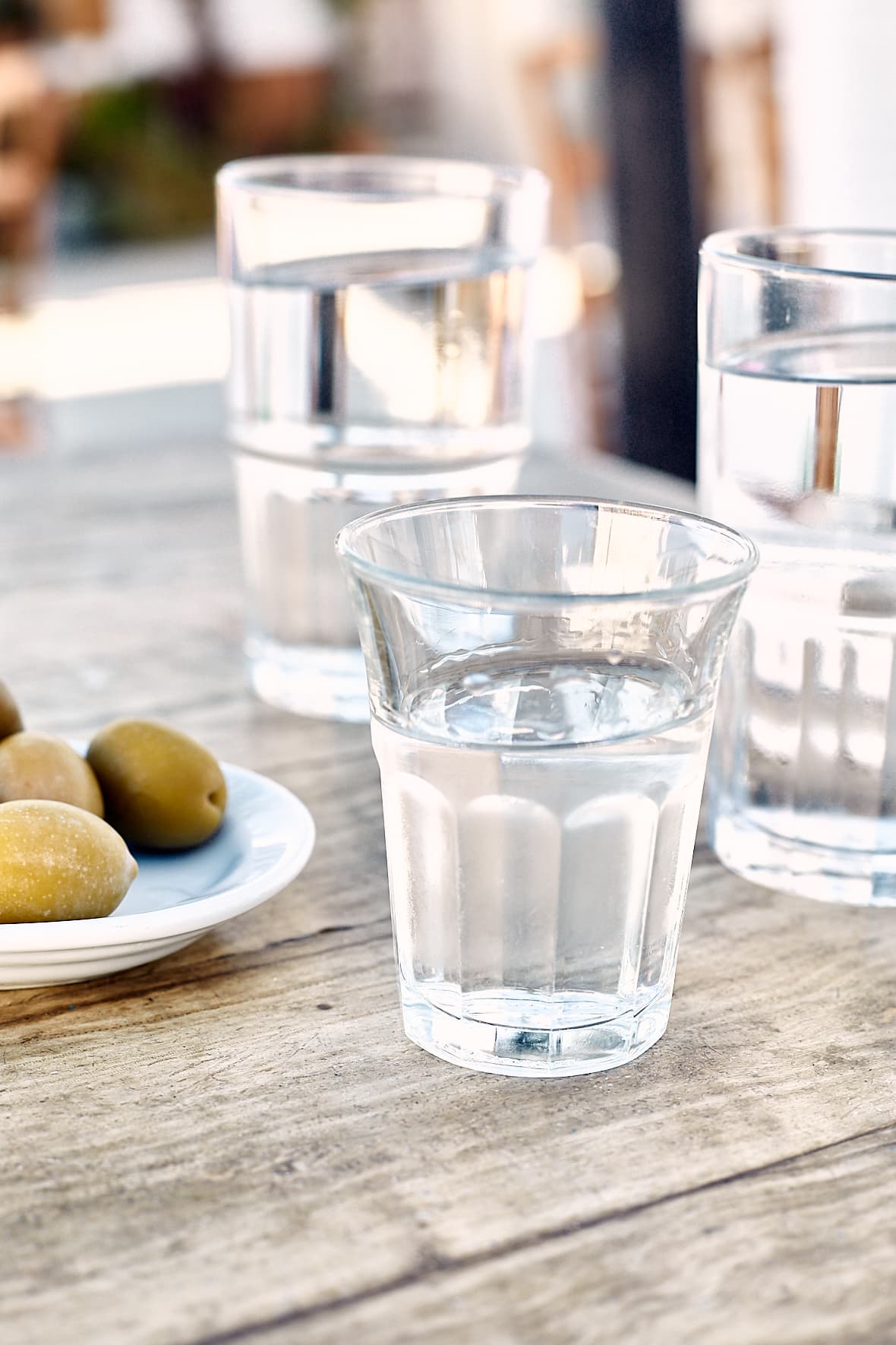 Un verre de souma à Lefkes, Paros, Grèce