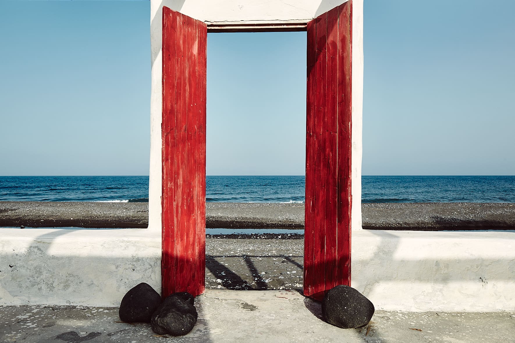 Porte sur la mer, Santorin, Cyclades, Grèce