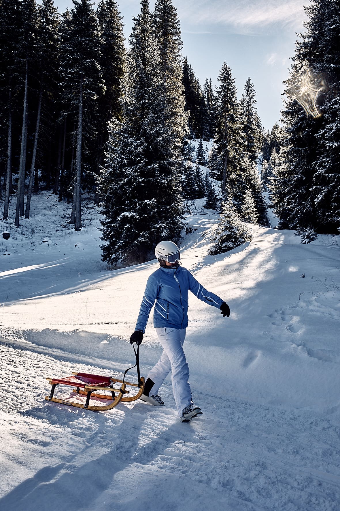 Dolomites | Avec sa luge, en quittant l'hôtel Zallinger.