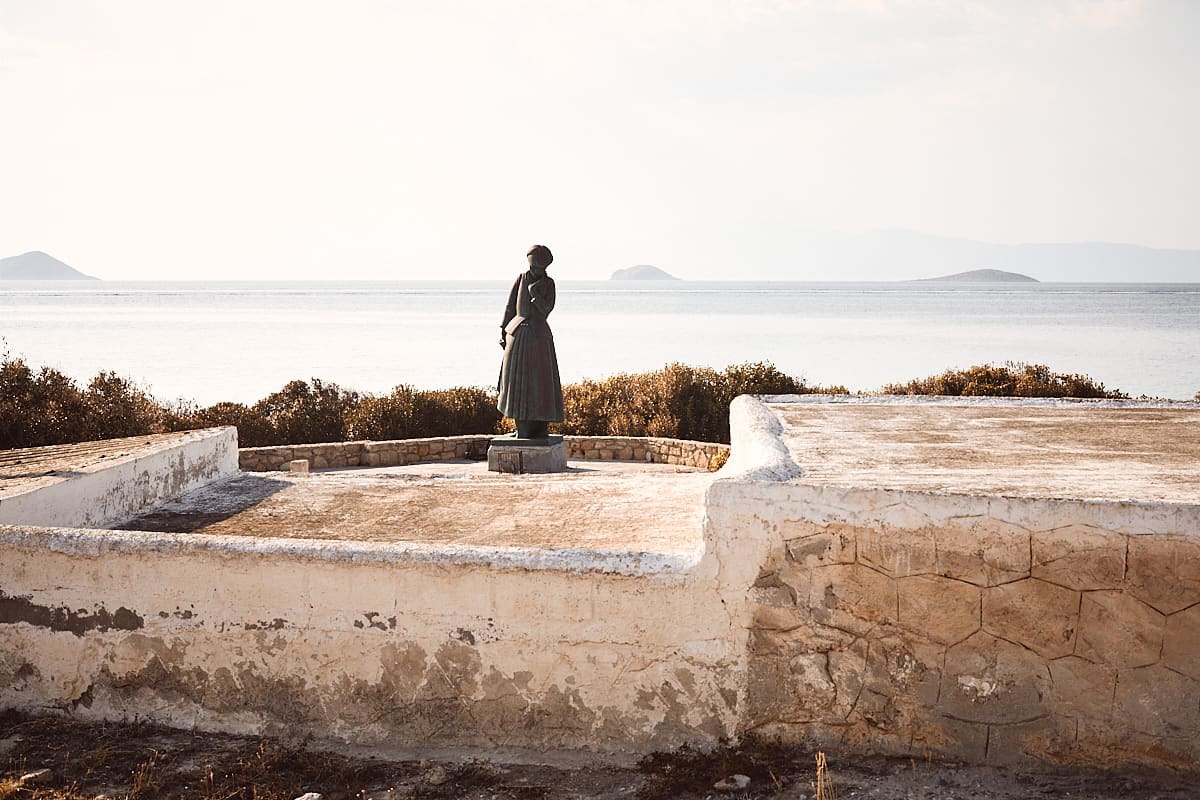 Statue de l'artiste Kapralos, Egine, Grèce Statue de l'artiste Kapralos, Egine, Grèce