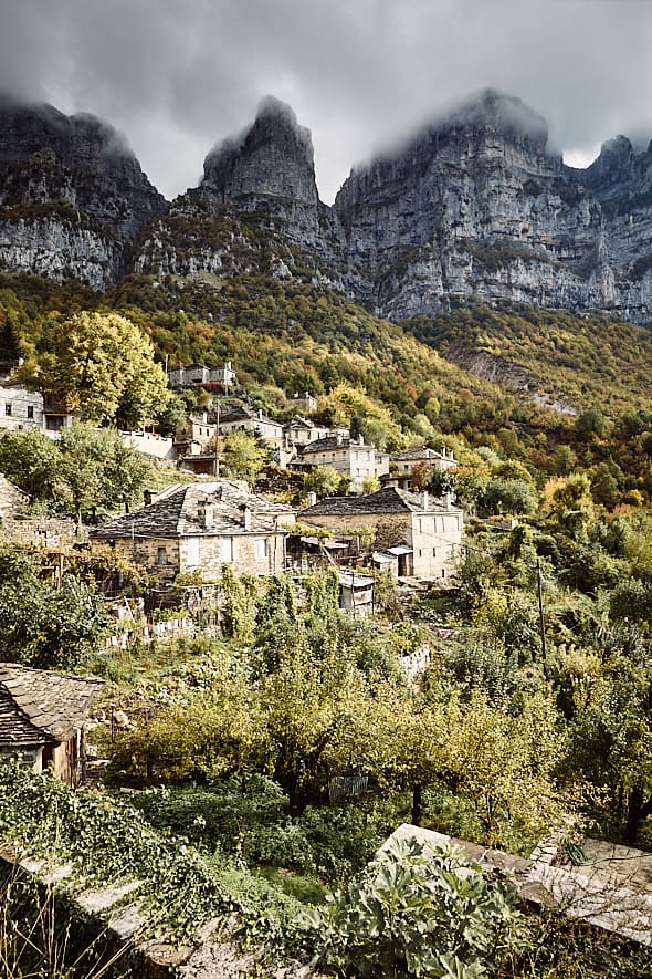 Le village de Mikro Papingo et les Tours d'Astraka | Zagori, Epire Le village de Mikro Papingo et les Tours d'Astraka | Zagori, Epire