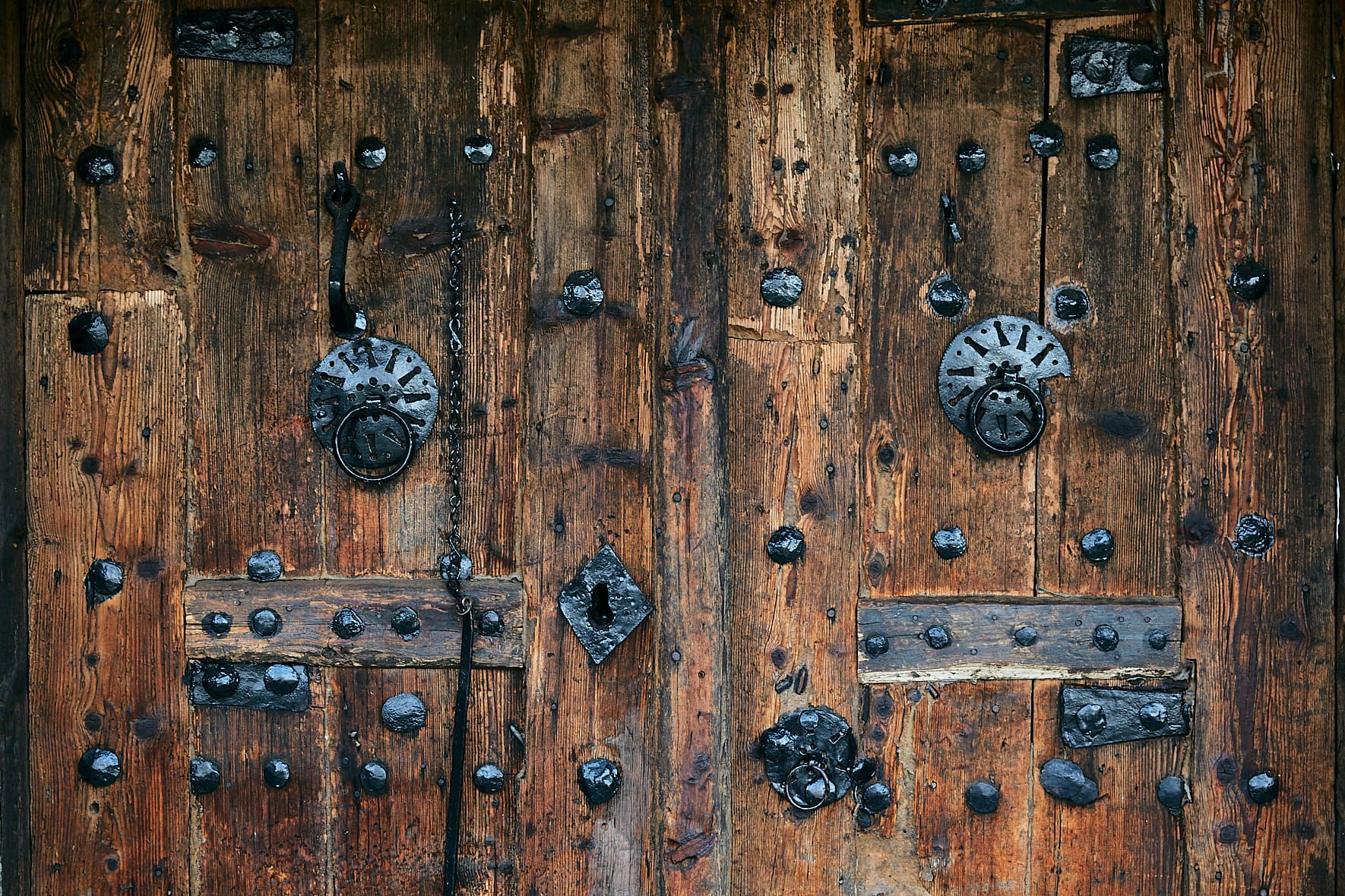 Porte dans le village de Kapesovo, Zagori, Epire, Grèce