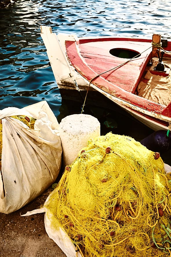 Filets de pêche et caïque sur le port de Kastellorizo, Dodécanèse, Grèce. Filets de pêche et caïque sur le port de Kastellorizo, Dodécanèse, Grèce.