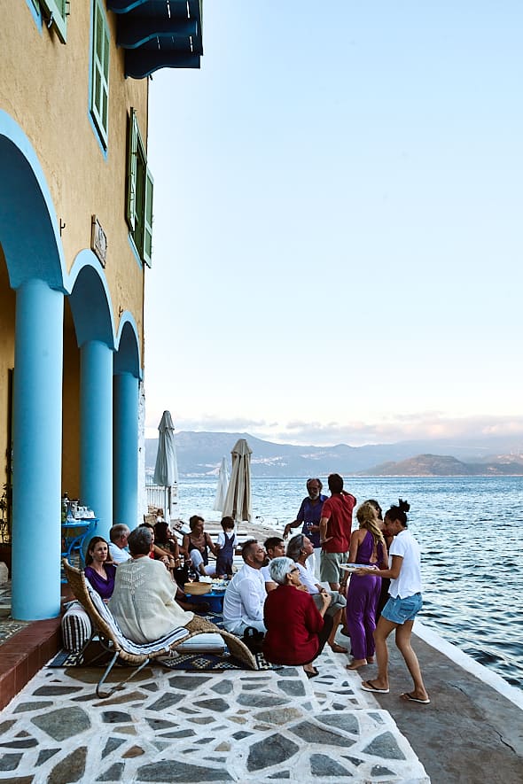 Apéritif devant la pension Mediterraneo de Maria Rivalent, Kastellorizo, Dodécanèse, Grèce. 