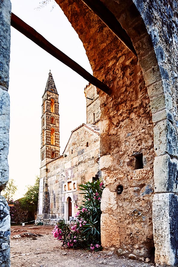 Kardamyli | Église dans la citadelle fortifiée de Tripakis-Mourtzinos. Kardamyli | Église dans la citadelle fortifiée de Tripakis-Mourtzinos.
