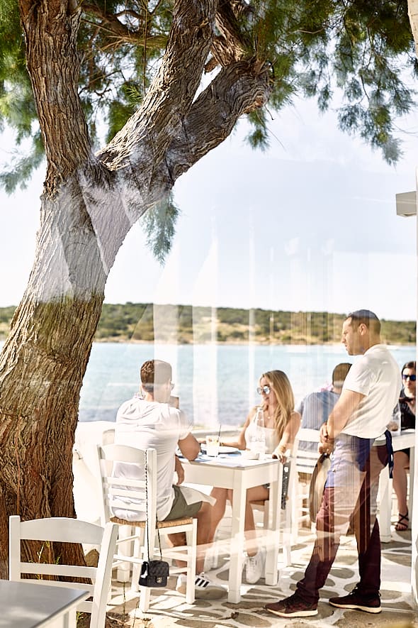 Paros | Taverne sur la mer Siparos à Santa Maria. 