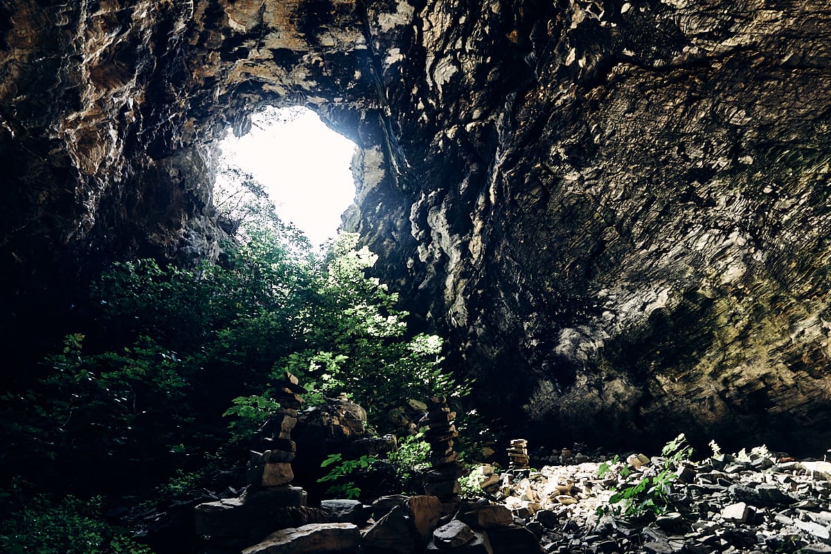Pélion | Grotte non loin de Lafkos. Pélion | Grotte non loin de Lafkos.
