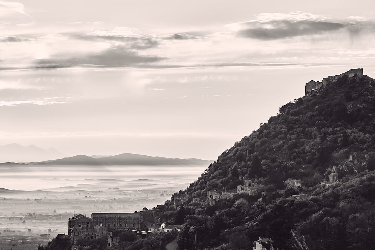 Vue sur Mistra et la plaine de Sparte, Péloponnèse, Grèce Vue sur Mistra et la plaine de Sparte, Péloponnèse, Grèce