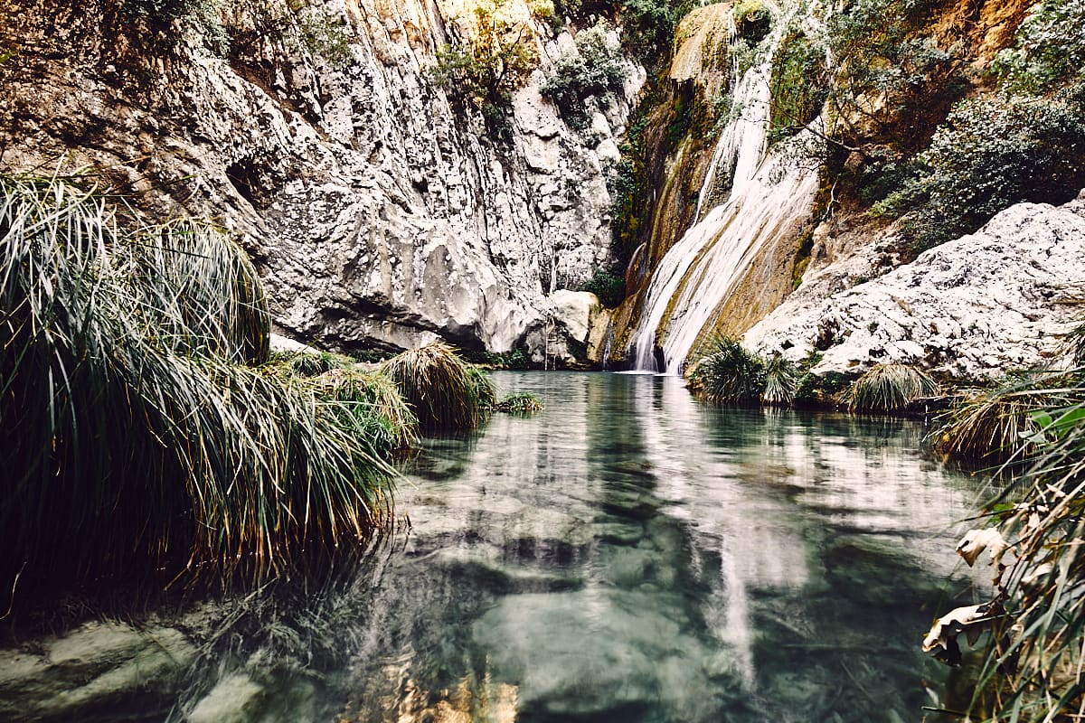 Chute de Polylimnio, Péloponnèse, Grèce Chute de Polylimnio, Péloponnèse, Grèce