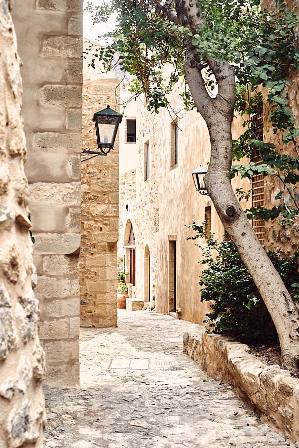 Ruelle à Monemvasia, Péloponnèse, Grèce. Ruelle à Monemvasia, Péloponnèse, Grèce.