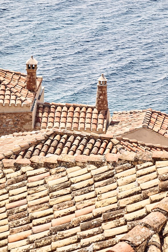 Toits à Monemvasia, Péloponnèse, Grèce. Toits à Monemvasia, Péloponnèse, Grèce.
