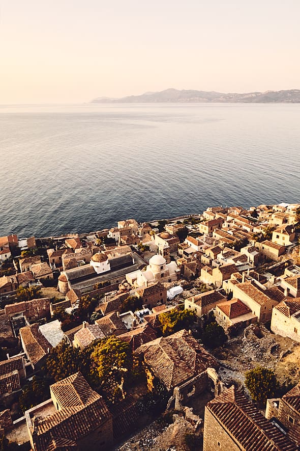 Vue sur la ville basse de Monemvasia, Péloponnèse, Grèce. 