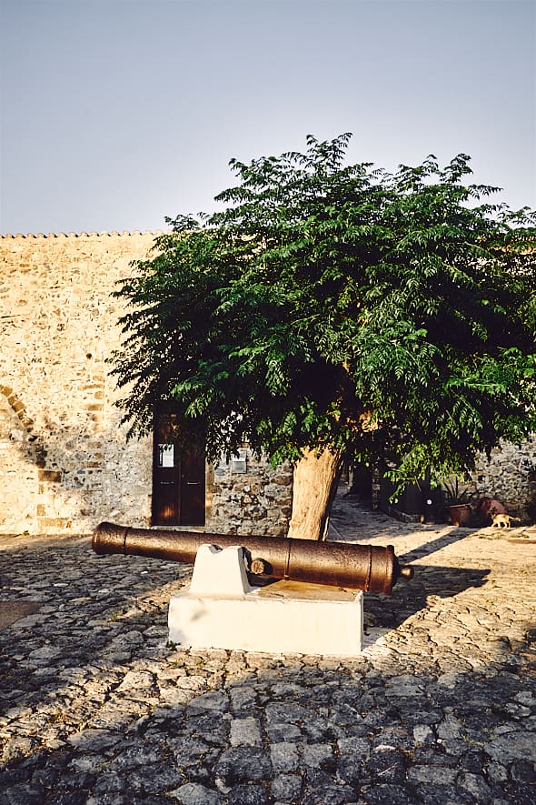 Place et canon à Monemvasia, Péloponnèse, Grèce. 