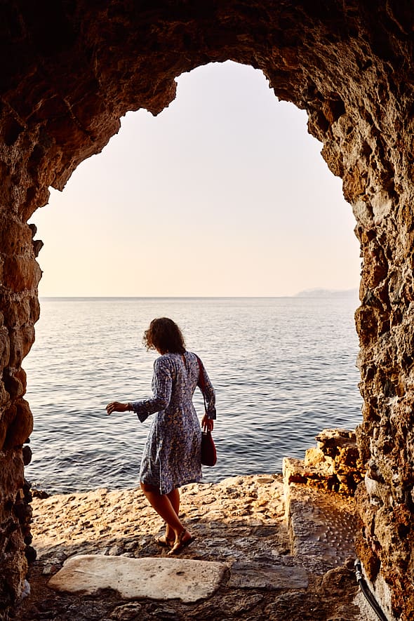 Baignade à Monemvasia, Péloponnèse, Grèce. 