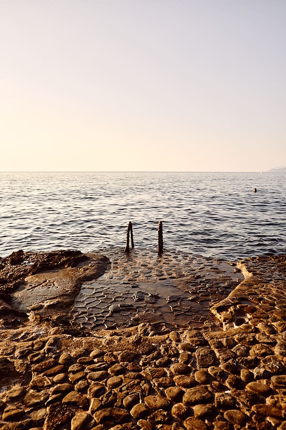 Baignade à Monemvasia, Péloponnèse, Grèce. 