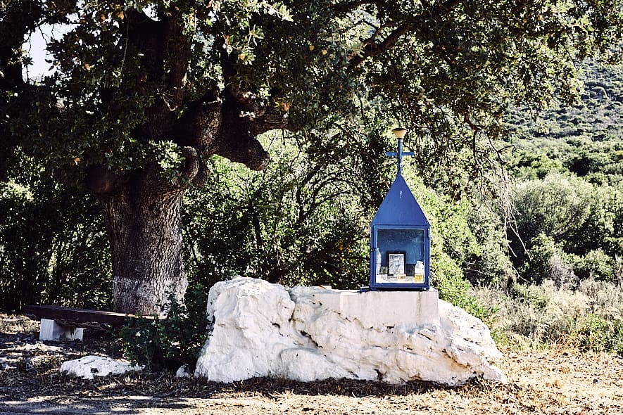 Monument sur la route de Kyparissi, Péloponnèse, Grèce. 