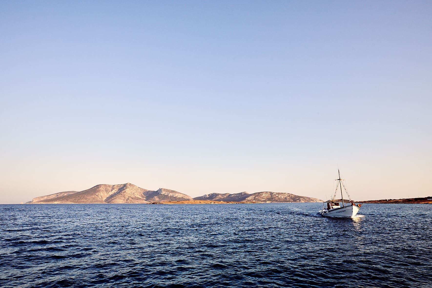L'île de Kéros depuis Koukonissi L'île de Kéros depuis Koukonissi