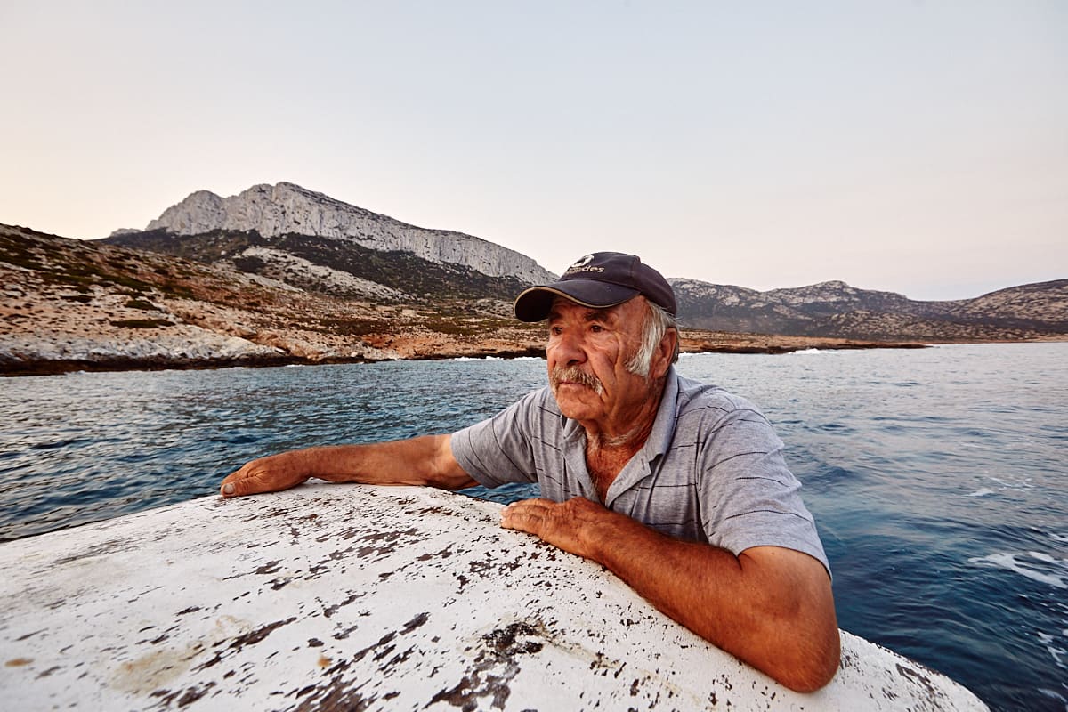 . Mixalios sur sa barque près de l'île de Kéros, Koufonissi, Grèce . Mixalios sur sa barque près de l'île de Kéros, Koufonissi, Grèce
