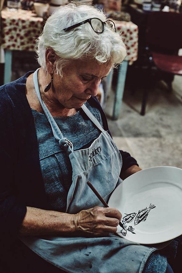 La céramiste Diane Katsiafikas à l'atelier Lembesis, Sifnos, Grèce. 