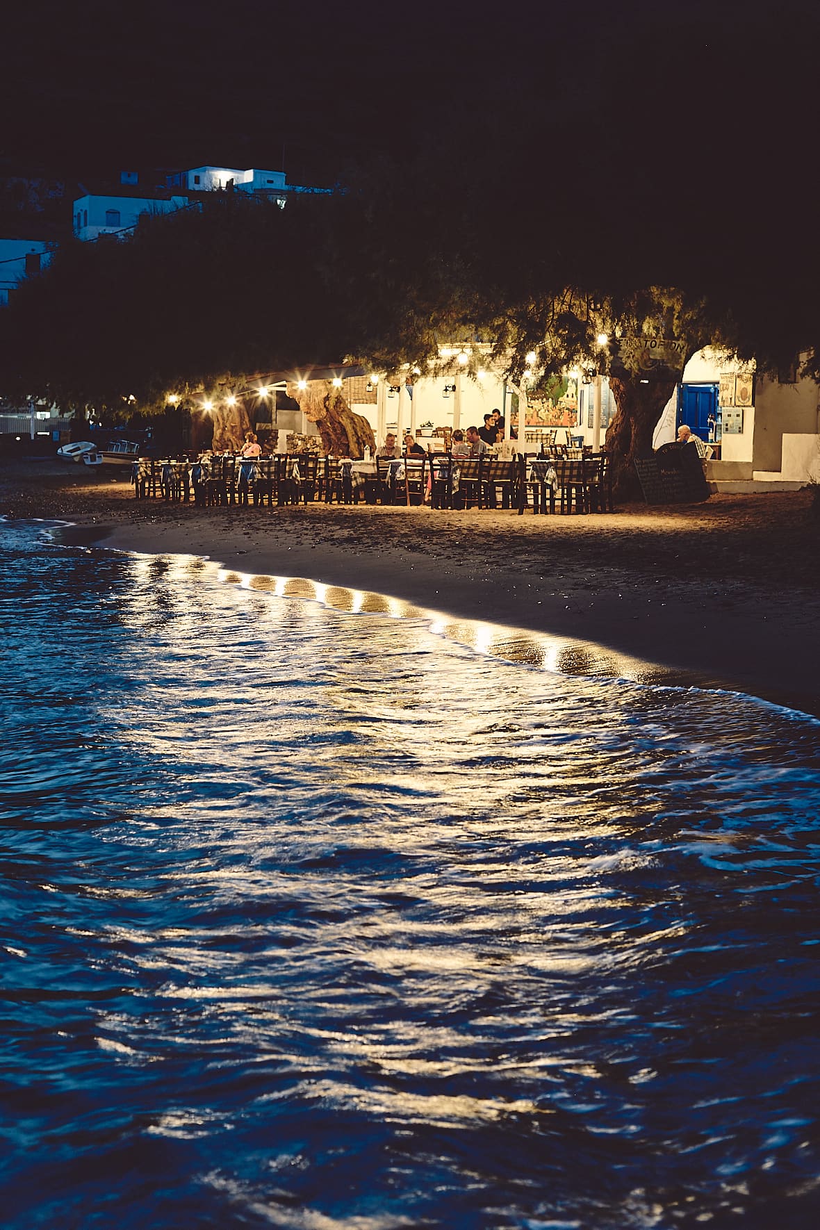 Plage et taverne à Vathy, Sifnos, Cyclades, Grèce