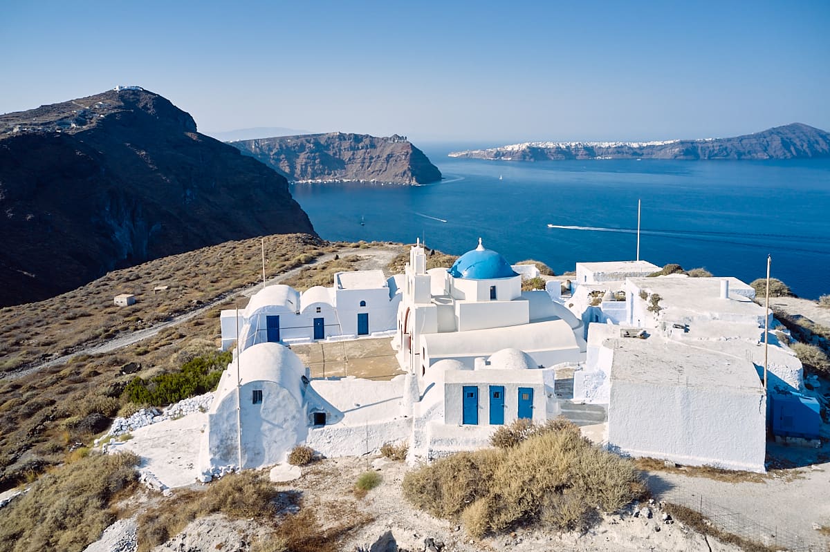 Monastère de Kimisi Theotokou à Thirassia, Cyclades, Grèce Monastère de Kimisi Theotokou à Thirassia, Cyclades, Grèce