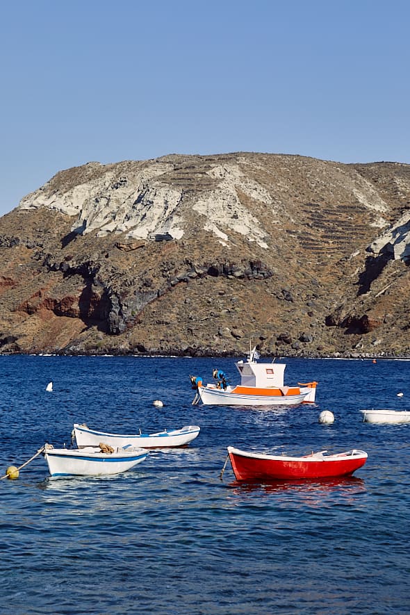 Petit port de Riva à Thirassia, Cyclades, Grèce. 