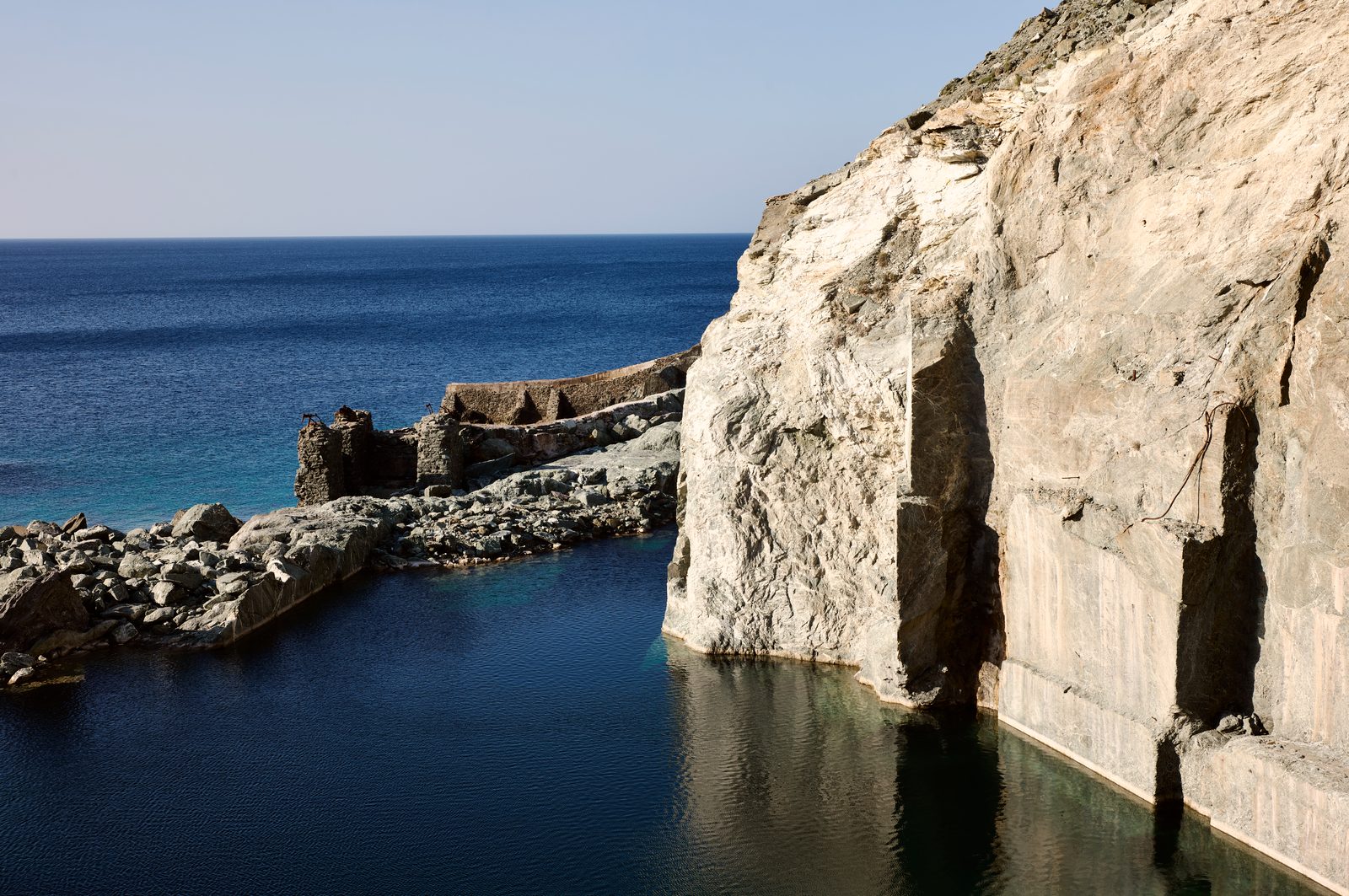 Carrière de marbre vert abandonnée à coté de Koumelas, Tinos