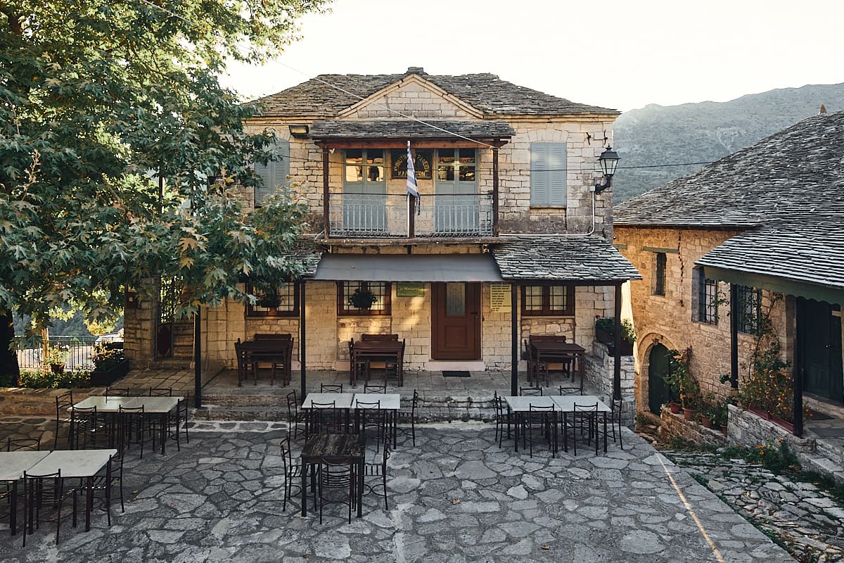 Place du village de Kalarrytes, Tzoumerka, Épire Place du village de Kalarrytes, Tzoumerka, Épire