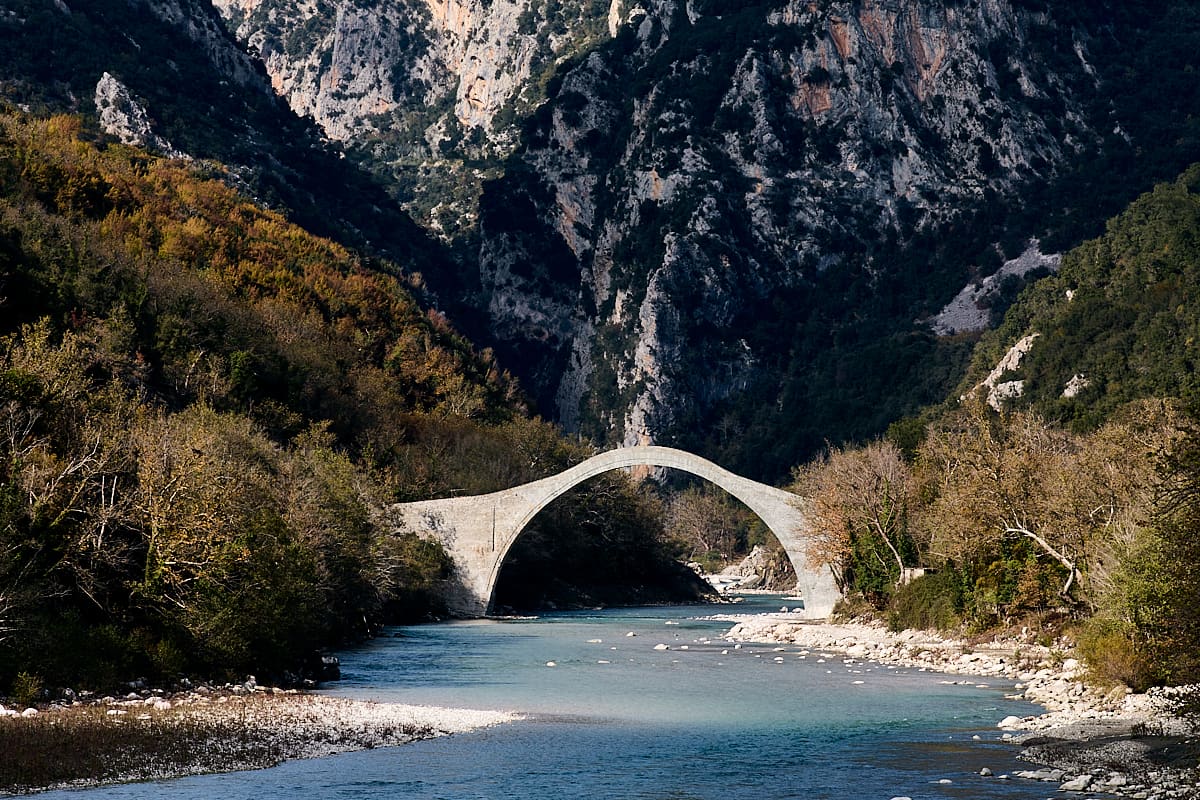 Le pont de Plaka dans les Tzoumerka, Épire Le pont de Plaka dans les Tzoumerka, Épire