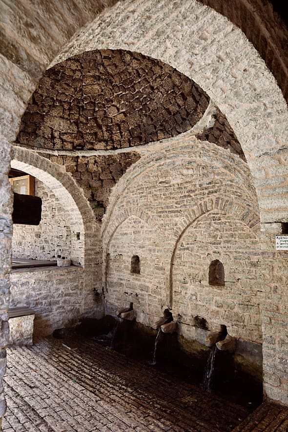 Fontaine dans le village de Syrrako, Tzoumerka, Épire. 